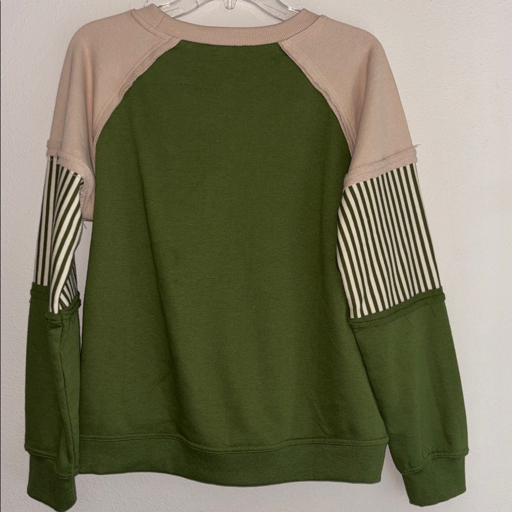 Betsey’s BoutiqueShop Green and Tan Sweatshirt Medium - Picture 2 of 4